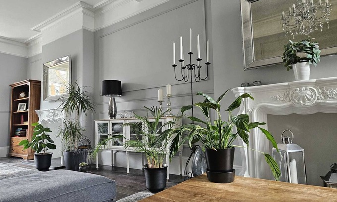 Queen's Park Casa | Stunning, very spacious 5BR London townhouse with parking and garden!