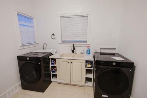 Southside Casa | Stunning Victorian 3BR Sleeps 10