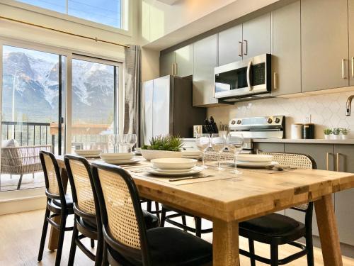 Harvie Heights Casa | Stunning View New Townhome Sleeps 11 AC and Hot Tub