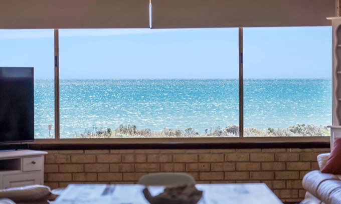 Silver Sands Apartamento | Stunning views from this beachside top floor 3 bedroom apartment