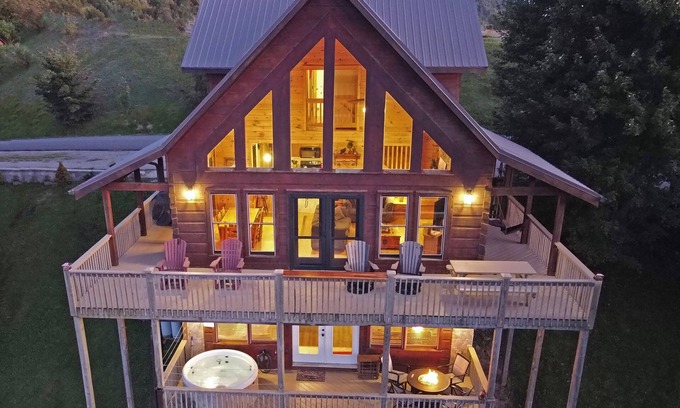 Wolf Laurel Cabina | Stunning Views Game Room~4300'~Sleeps 12~Hot Tub~Firepit Table~Hatley Pointe Ski