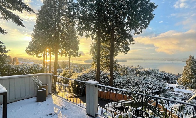 West Vancouver Casa | Million-Dollar-View Home in West Vancouver with Pool close to Downtown Vancouver