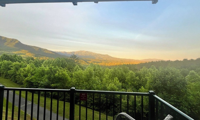 Pittman Center Condominio | Stunning Views! Indoor Pool, Sleeps 2