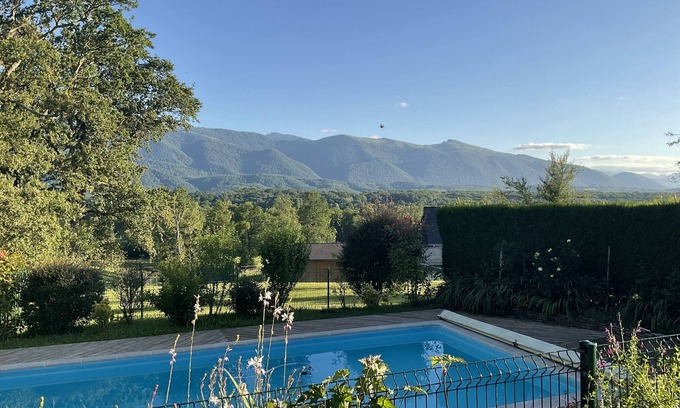 Ogeu-Les-Bains Casa | Impresionantes vistas de los Pirineos, amplio jardín privado y piscina privada climatizada
