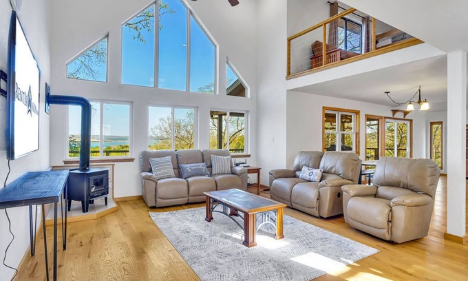 Blue Eye Casa | Labor Day Open-Stunning Views-Path to Lake-Free Daily Attraction Tickets-20 Min to Branson