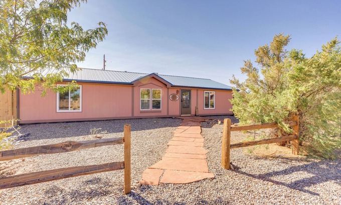 Bluff Casa | Stunning Views: Quiet Bluff Home Near Hiking!