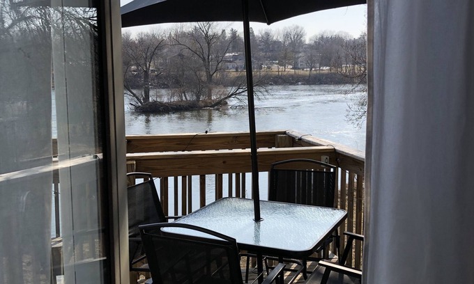 Yorkville Casa | STUNNING VIEWS | Riverfront Townhome in Downtown Yorkville