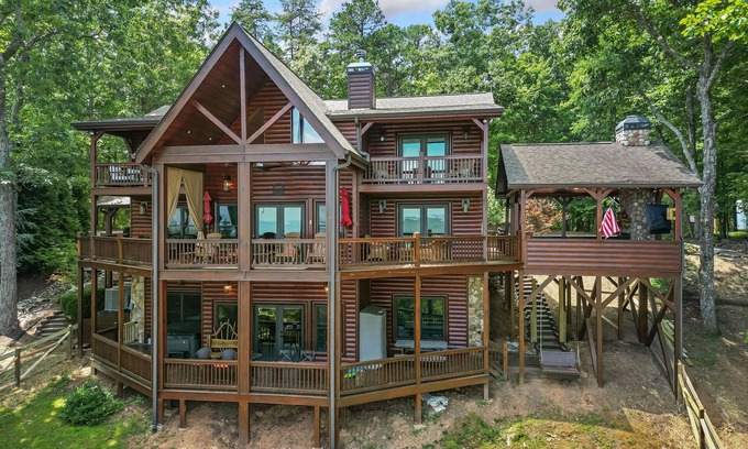 Blairsville Cabina | Stunning Views, Sleeps 10. Hot Tub. Book now to enjoy our Fabulous Fall!