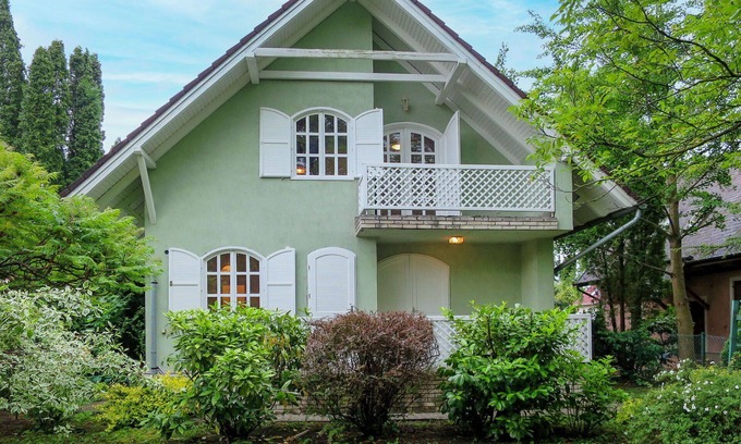 Siofok-Sosto Casa | Maravillosa casa de vacaciones para 7 personas con TV, terraza, mascotas permitida y aparcamiento