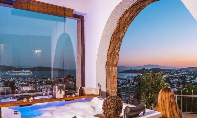 Bodrum City Center Villa | Stunning Villa in Bodrum with Jacuzzi, Bodrum