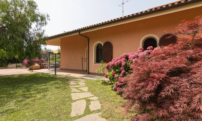 Cisano sul Neva Casa | Maravillosa casa de vacaciones con WIFI, A/C, jacuzzi, TV, patio, vista panorámica, aparcamiento
