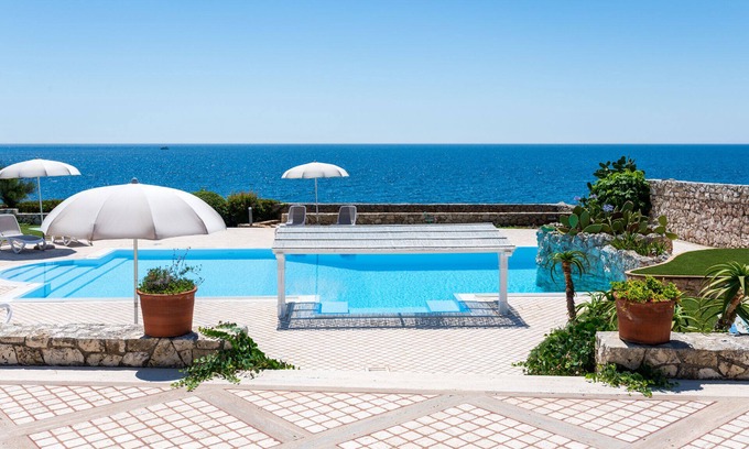 Castro Marina Villa | Impresionante villa con piscina y acceso directo al mar