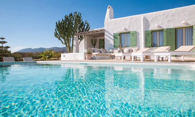 Paros Villa | Impresionante villa con piscina .. Duerme cómodamente 10. Perfecto para 2 familias