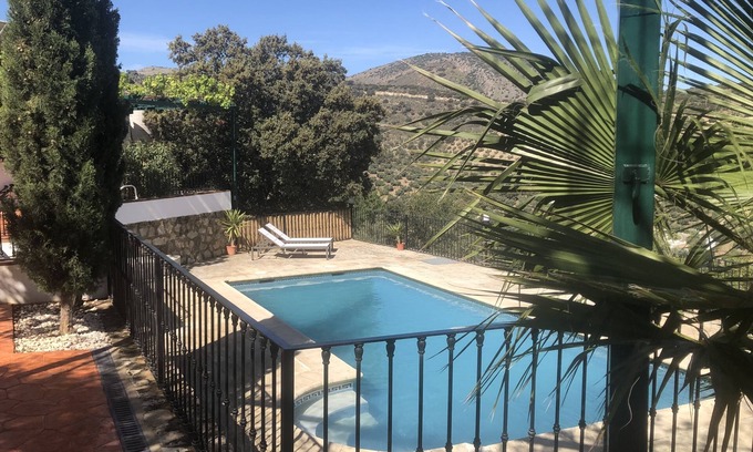 Iznajar Villa | Impresionante villa con piscina privada y vistas a la montaña