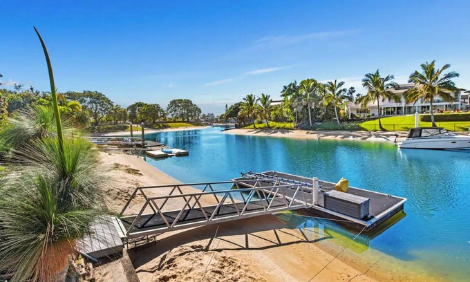 Broadbeach Waters Casa | Stunning Waterfront Home with Heated Pool