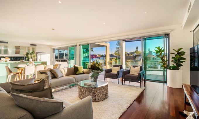 Surfers Paradise Casa | Stunning Waterfront home on the Gold Coast*Heated Pool* Pet Friendly.
