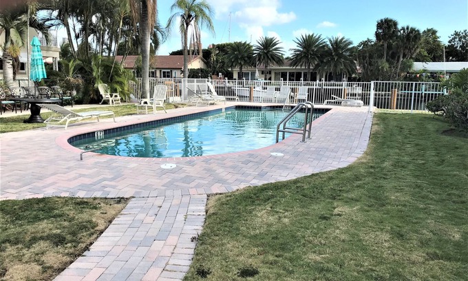 Coral Ridge Apartamento | STUNNING WATERFRONT 2 BEDROOM BEAUTY. CLOSE TO EVERYTHING.