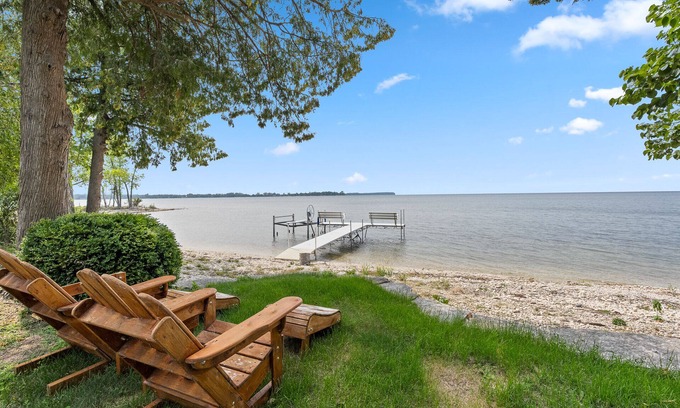 Sturgeon Bay Casa | Stunning Waterfront Home! 15 Minutes from Sturgeon Bay!
