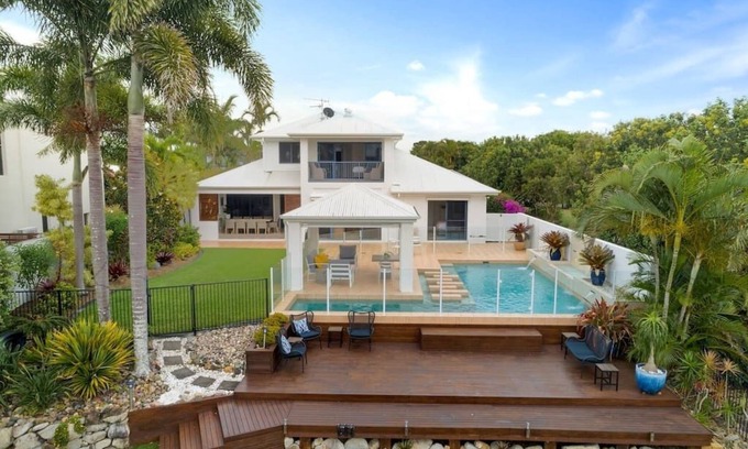 Twin Waters Casa | Stunning Waterfront Coastal Retreat, sleeps 15
