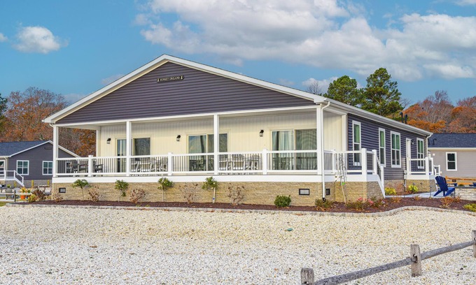Long Neck Casa | Stunning-waterfront, beach, pools, family fun