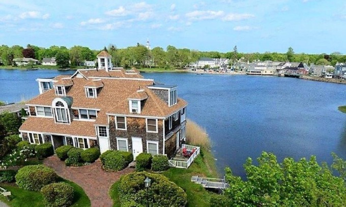 Kennebunk Condominio | Stunning Waterfront Condo with deck, Walk to Shops and Restaurants