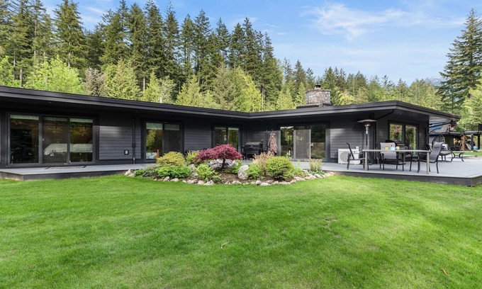 Hope Casa | Stunning waterfront getaway! Luxury home on acreage, natures paradise