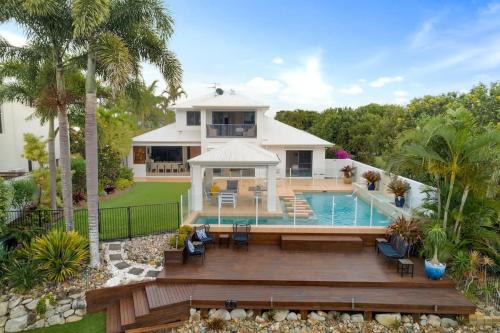 Twin Waters Casa | Stunning Waterfront Coastal Retreat, sleeps 13