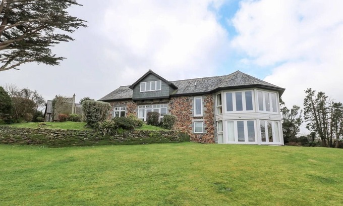 Helford Casa | Stunning Waterfront Escape 4 Bedrooms, 4 Bathrooms, Piano and Games Room!