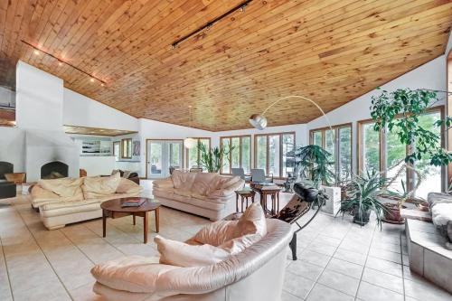 Leeds and the Thousand Islands Casa | Stunning waterfront escape with European flair