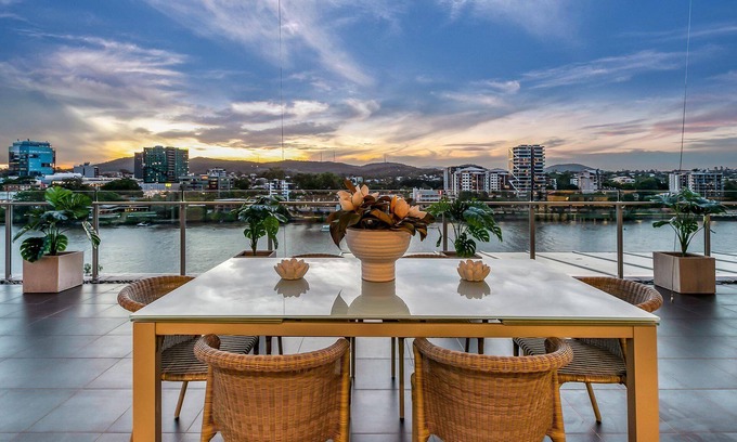 West End Apartamento | Stunning Waterfront Penthouse | 3 or 4 Bedrooms