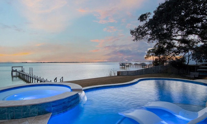 Wynnehaven Beach Casa | Exquisito Home on Sound con una piscina de borde infinito, spa, playa, muelle, hermoso patio.