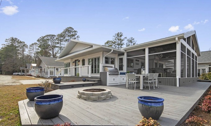 White Lake Casa | Stunning Waterfront Home & Panoramic Lake Views