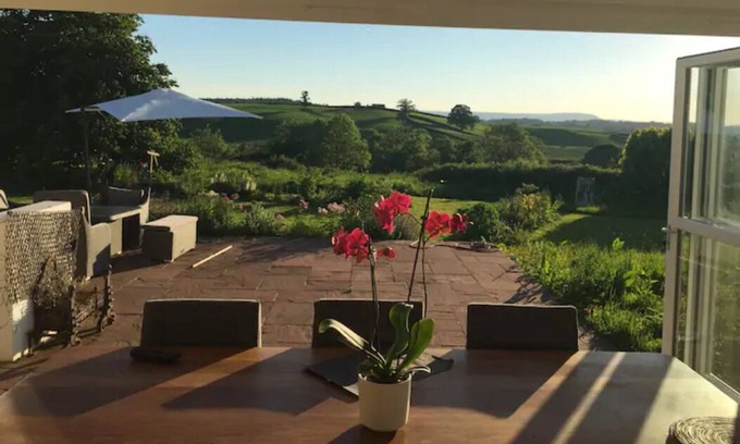 Monmouth Casa | Stunning Welsh Farmhouse, Panoramic Views, Pizza Oven + Hot Tub