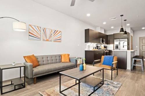 Glendale Sports and Entertainment District Apartamento | Stunning Westgate CozySuites by stadium with pool 8