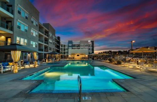 Glendale Sports and Entertainment District Apartamento | Stunning Westgate CozySuites by stadium w pool 7