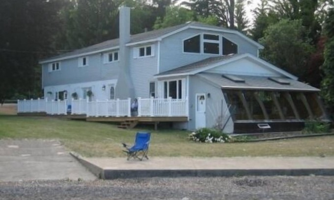 Auburn Casa | STUNNING WINE COUNTRY LAKE HOUSE, NICEST ON OWASCO LAKE