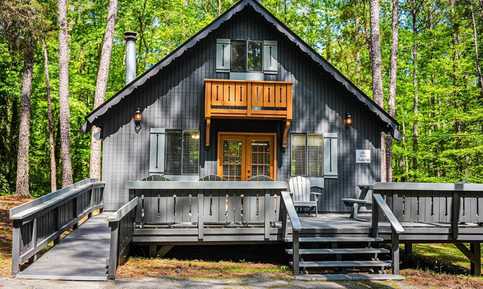 Pine Mountain Chalet De Esquí | Stunning wooded view Chalet near our salt water pool!