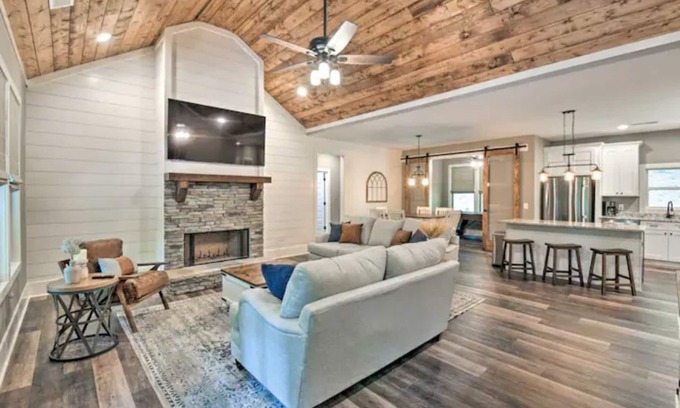 Ellijay Cabina | Stunning Woodsy Retreat w/ Hot Tub + Firepit Near Vineyards/Orchards/Downtown