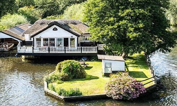 Wroxham Cabaña | Impresionante casa de vacaciones Wroxham en el río Bure con barco privado para 10 personas
