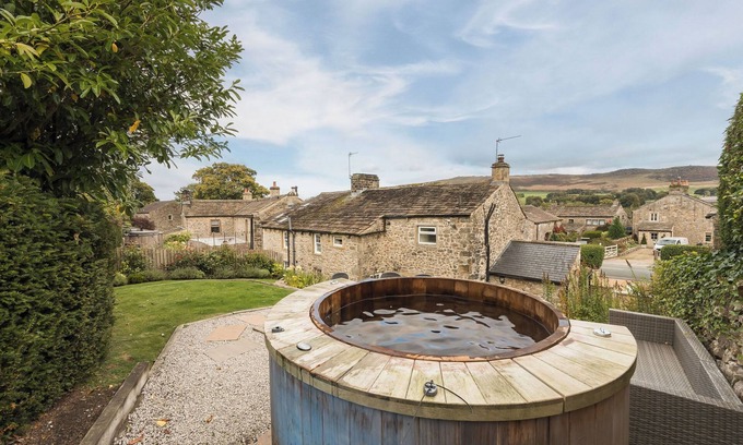 Hetton Cabaña | Stunning Yorkshire cottage featuring a hot tub, sleeping 6 guests