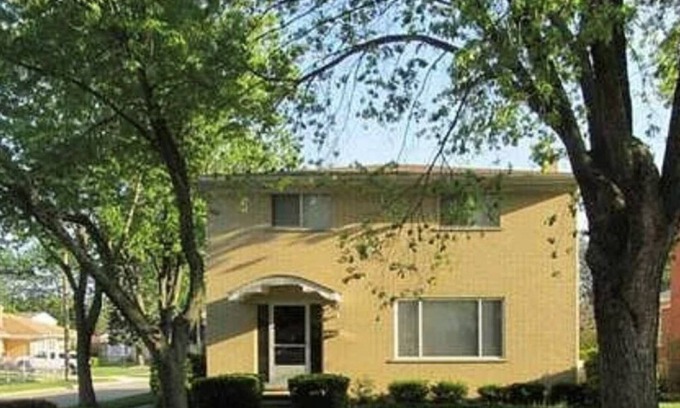 Warren Casa | Stunting Sunburst Peaceful Palace Spacious 5-bedroom house in Center Line, MI.