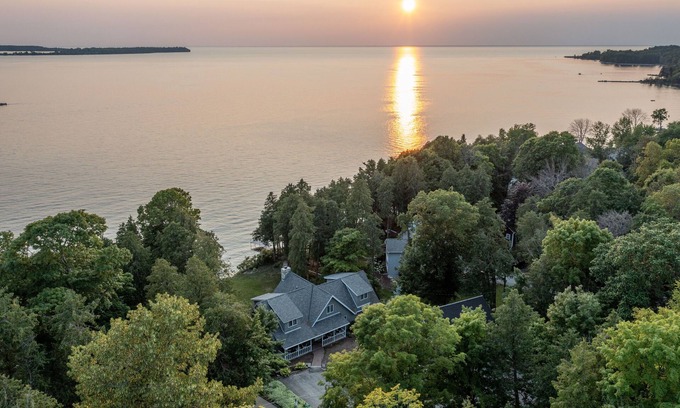Sturgeon Bay Cabina | Sturgeon Bay Waterfront home- Second Story deck for sunsets!