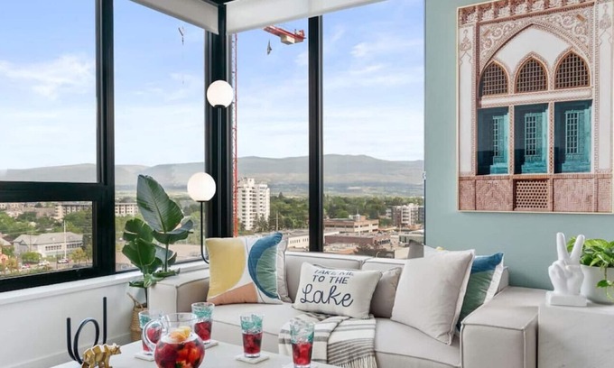 Cultural District Apartamento | Style and Luxury Stunning Downtown Kelowna Suite