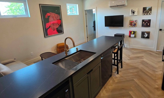 Whittier Apartamento | Stylilsh guesthouse with parking. Located near Rino Art District and City Park.