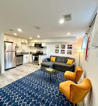 Northeast Apartamento | Stylish 1 Bed - 5 min walk to Metro, free parking!
