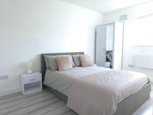 Tea Green Apartamento | Stylish 1 Bed Apt 4 Min to Airport WiFi & Parking