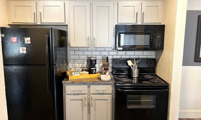 Parker Lane Apartamento | Stylish 1-Bed Apt w/ Gifts near Downtown & Airport