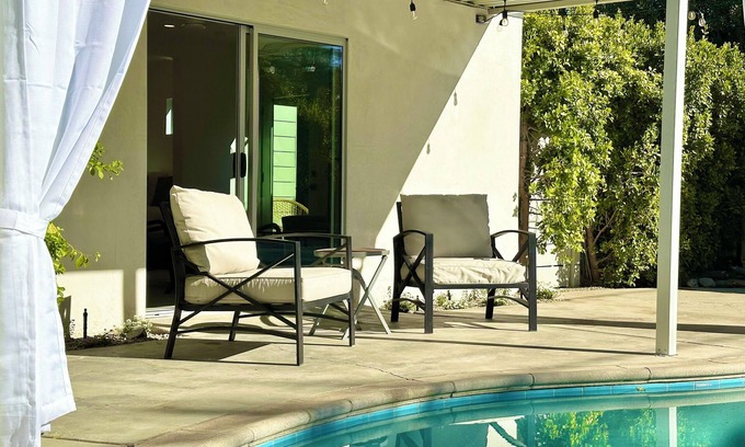The Movie Colony Cabaña | Stylish 1-bedroom Guesthouse with pool, close to town