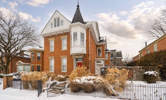 Downtown Columbus Casa | Stylish 12 BD |24 Guests| Next to DT| Free Parking