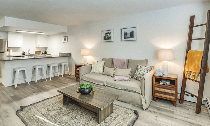 Park East Apartamento | Stylish 1BD with Mountain Views + Pool